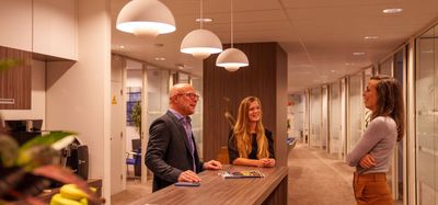 Pensioen Navigator team in gesprek op kantoor